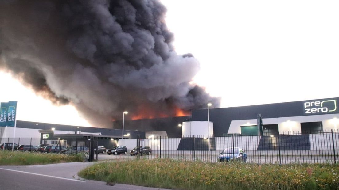 Grote brand op bedrijventerrein in Zwolle