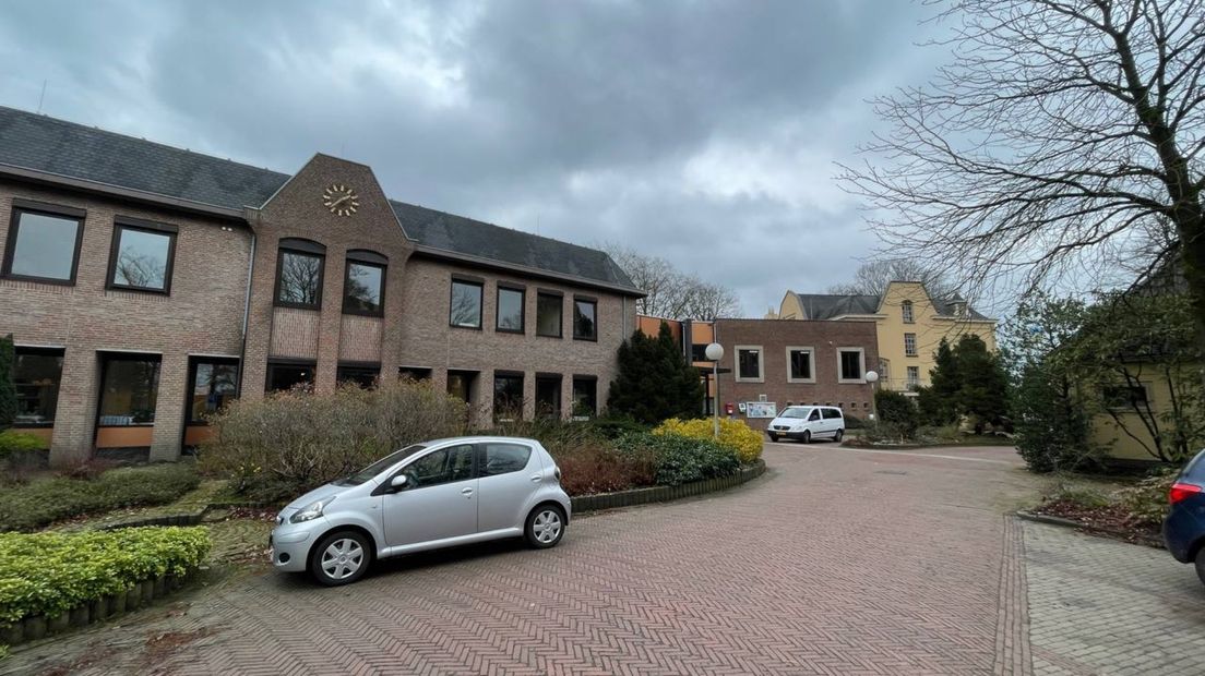 De achterkant van het gemeentehuis in Leek