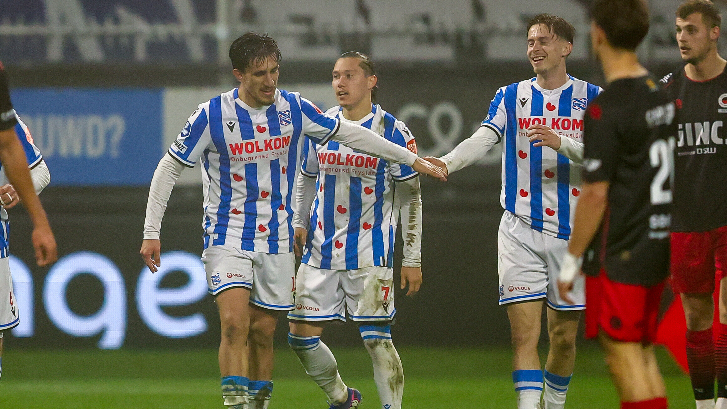 Lês werom: Brouwers en Van Overeem besoargje sc Hearrenfean de oerwinning op Excelsior (1-2)
