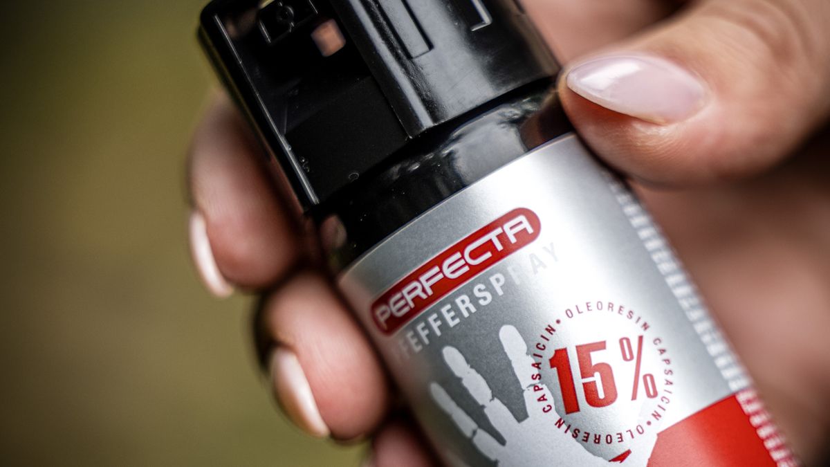 Vuurwapen gelijkend voorwerp, pepperspray en lachgas gevonden bij bedrijvencontrole Feanwâlden