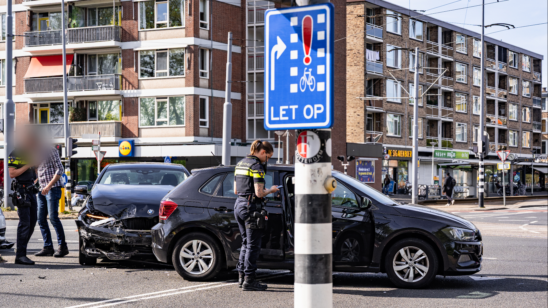 Beide voertuigen hebben flinke schade na de aanrijding.