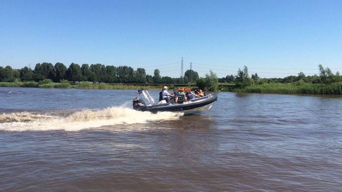 Met een snelle boot over het water (Rechten: RTV Drenthe/Jeroen Kelderman)