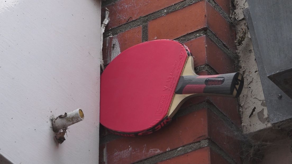 In de gleuf tussen de kantine en de sporthal past een tafeltennisbatje