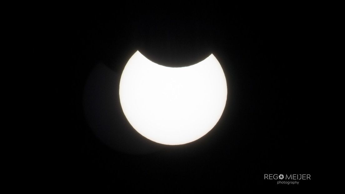Een prachtig zwartwit plaatje van de eclips