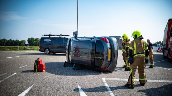 Auto kantelt na botsing met bestelbus | Man zwaait met mes bij supermarkt. Auto kantelt na botsing met bestelbus | Man zwaait met mes bij supermarkt.