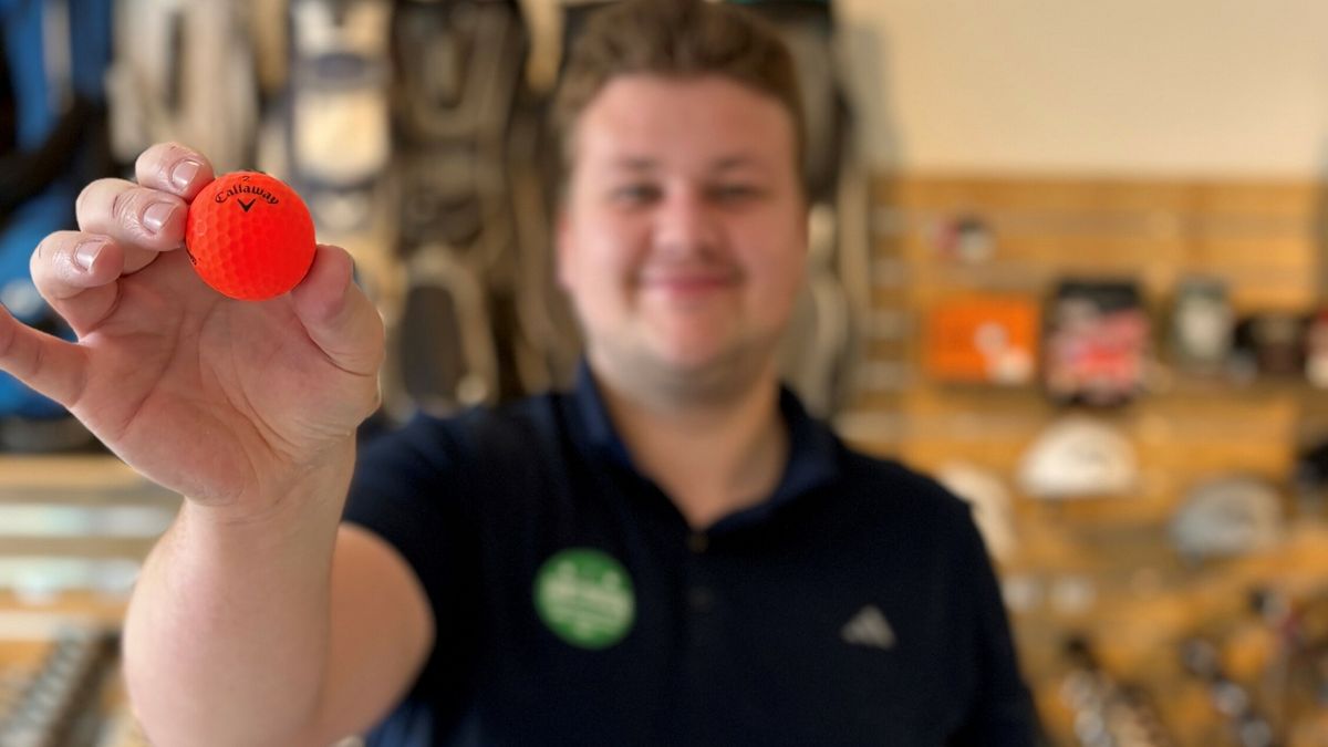Thom (23) viste als tiener de ballen uit het water rond de golfbaan: nu heeft hij een eigen winkel