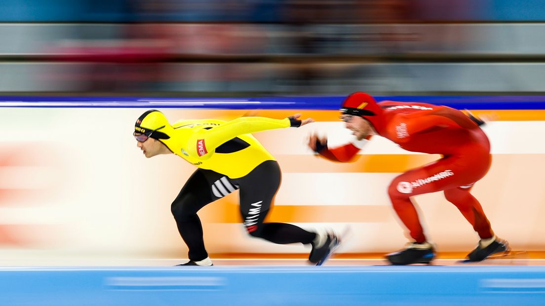 Lennart Velema (rechts) in actie op de 500 meter in Thialf