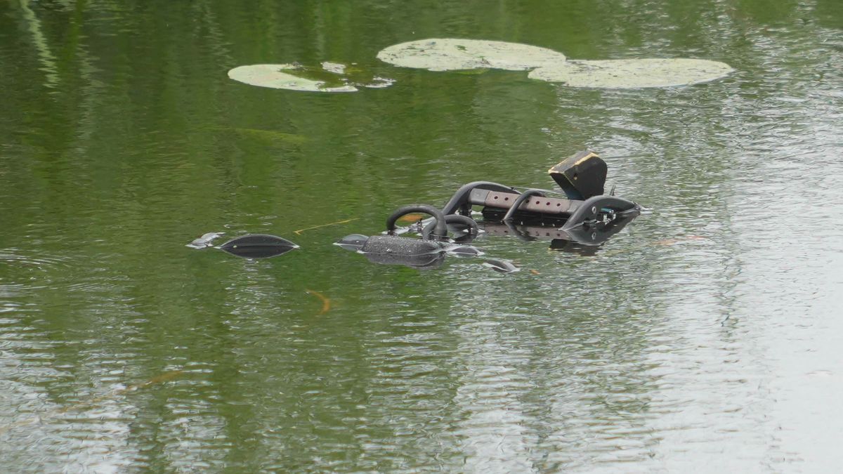 Politie doet onderzoek in Ommerkanaal naar voertuig onder water
