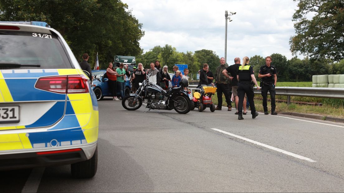 Demonstranten in gesprek met de Duitse politie