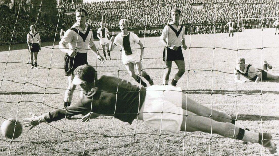 Jan van de Wint duikt de bal uit de hoek tijdens DOS - Ajax.