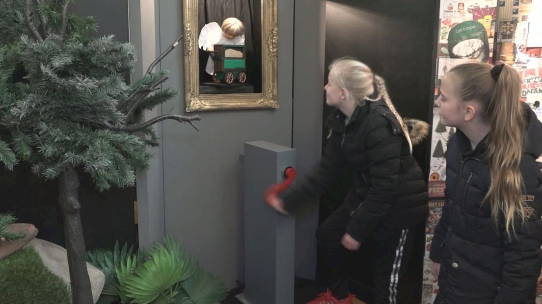 Kinderen werken zich in het zweet in interactieve kerststal in Deventer
