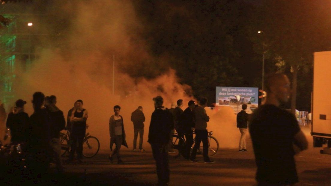 Supporters steken vuurwerk af bij het FBK Stadion