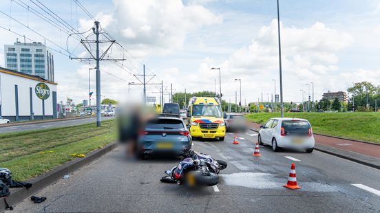Motorrijder lichtgewond bij aanrijding | Gewonde na steekpartij in woning. Motorrijder lichtgewond bij aanrijding | Gewonde na steekpartij in woning.