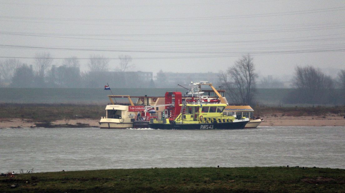 De pannenkoekenboot in Nijmegen is dinsdagmiddag in aanvaring gekomen met een binnenvaartschip. Vijftig gasten zijn met een patrouilleboot van Rijkswaterstaat van boord gehaald. Er zijn geen gewonden gevallen.