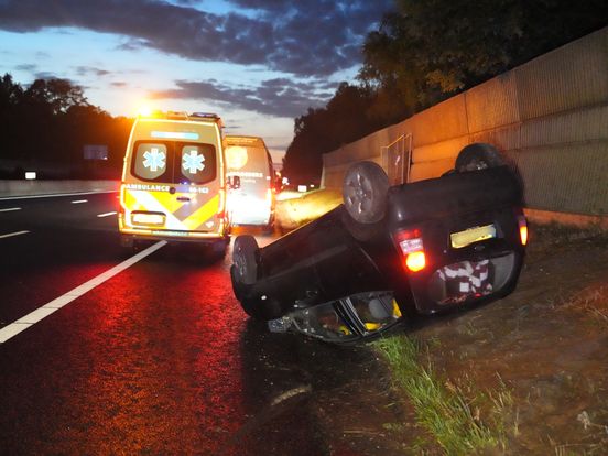 Auto over de kop op A28 richting Meppel