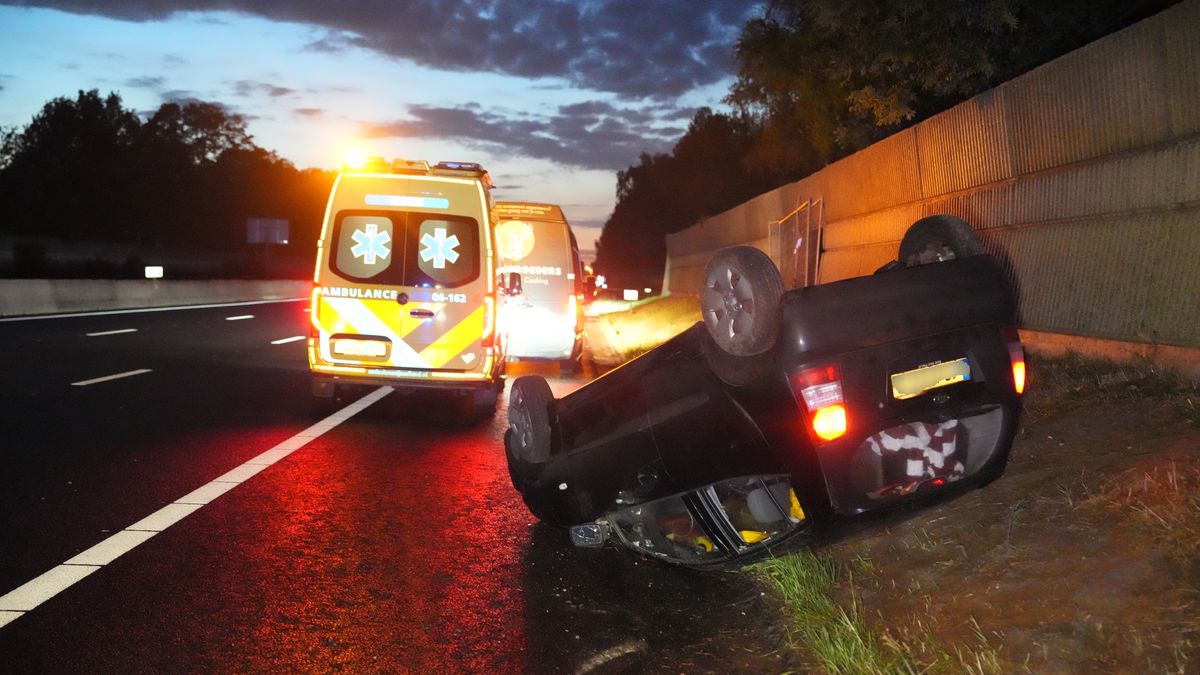 Auto over de kop op A28 richting Meppel