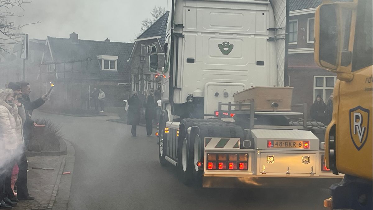 150 vrachtwagens nemen toeterend afscheid van Appie (11)