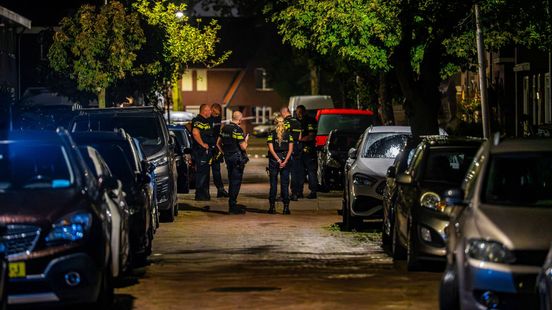 Man raakt gewond bij schietpartij: twee verdachten en politie zoekt naar het wapen