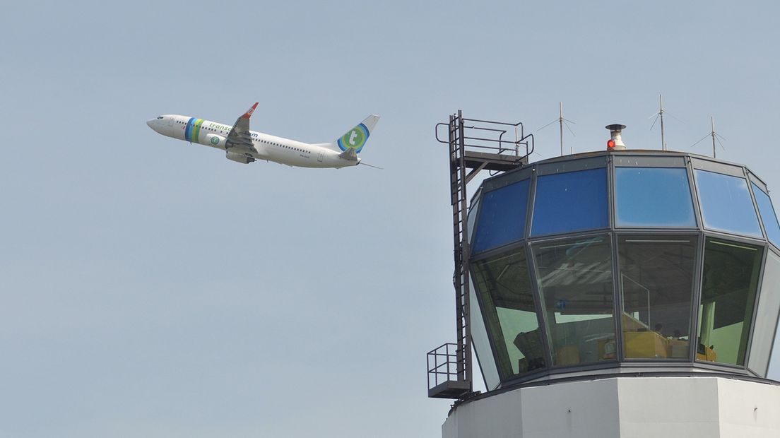 Een vliegtuig van Transavia vertrekt vanaf Groningen Airport Eelde
