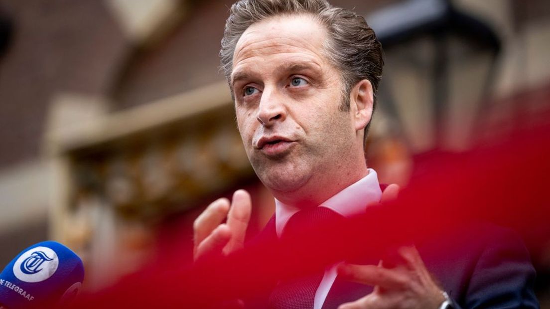 Hugo de Jonge, demissionair minister van Volksgezondheid, Welzijn en Sport, staat de pers te woord.