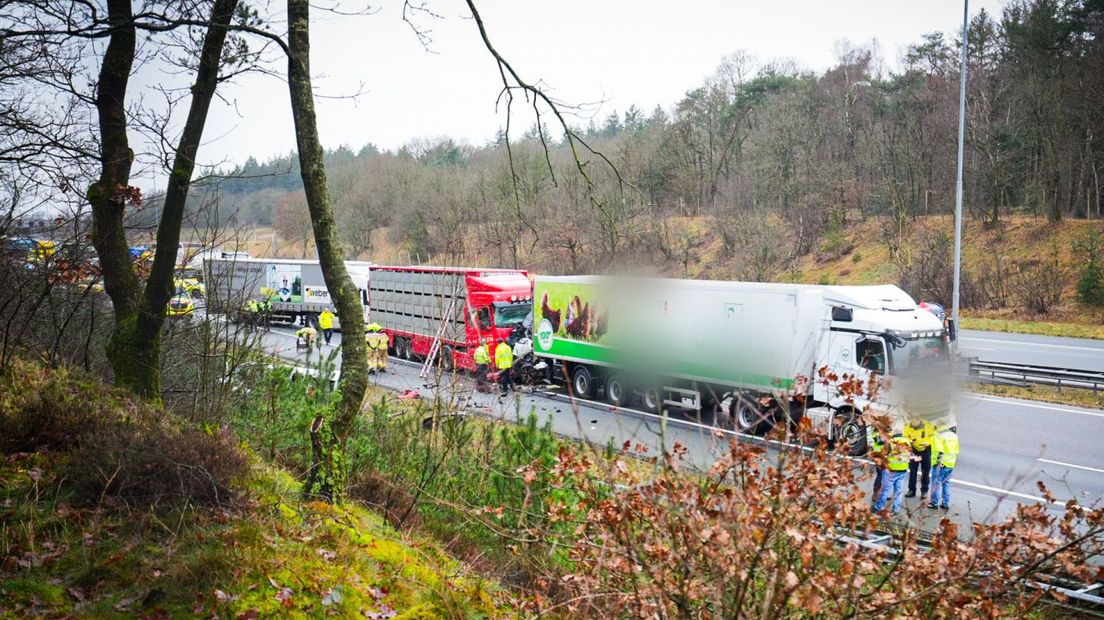 Meerdere vrachtwagens zijn bij het ongeval betrokken.