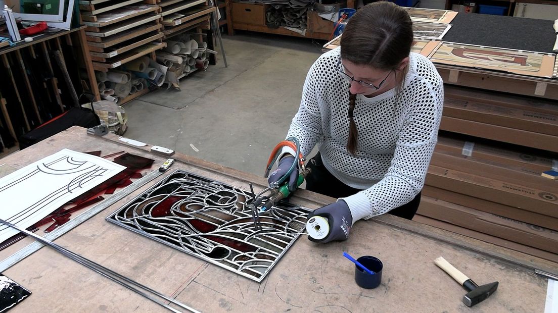 In Atelier Domstad wordt hard gewerkt aan de nieuwe ramen voor Villa Jongerius