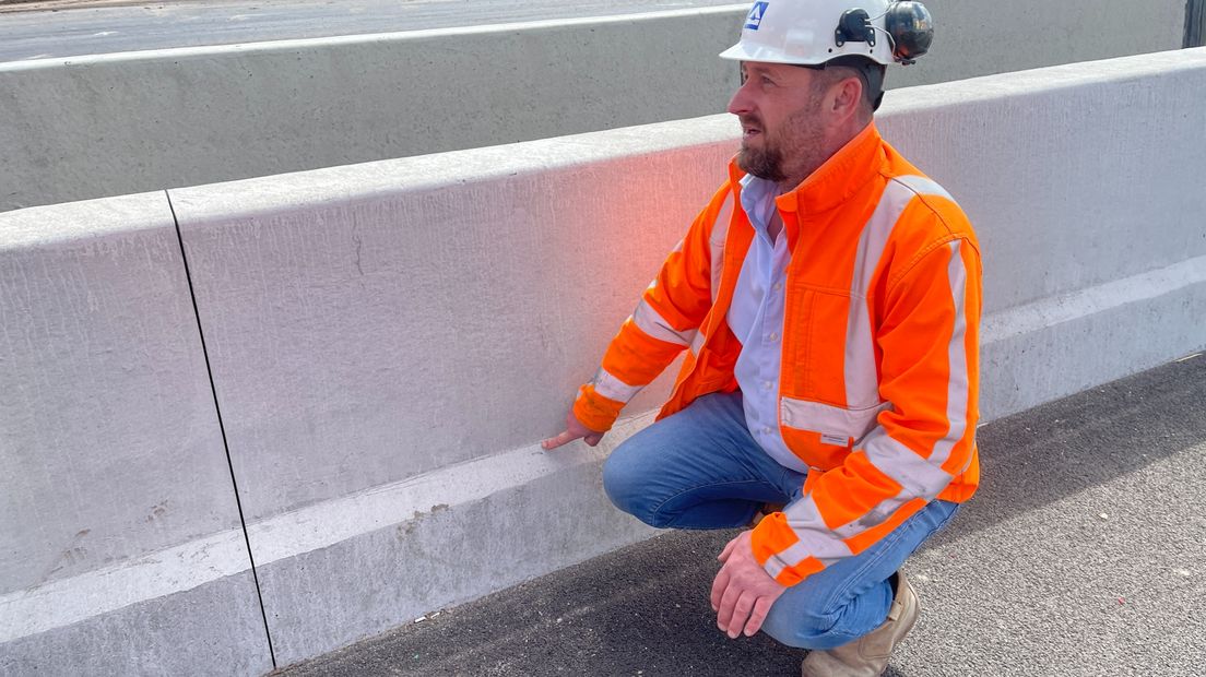 Jarmo Flier laat de verdikking zien die ervoor zorgt dat auto's bij een aanrijding niet de weg op schieten