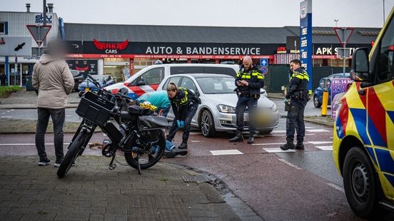 Fatbiker gewond na botsing op auto. Fatbiker gewond na botsing op auto.