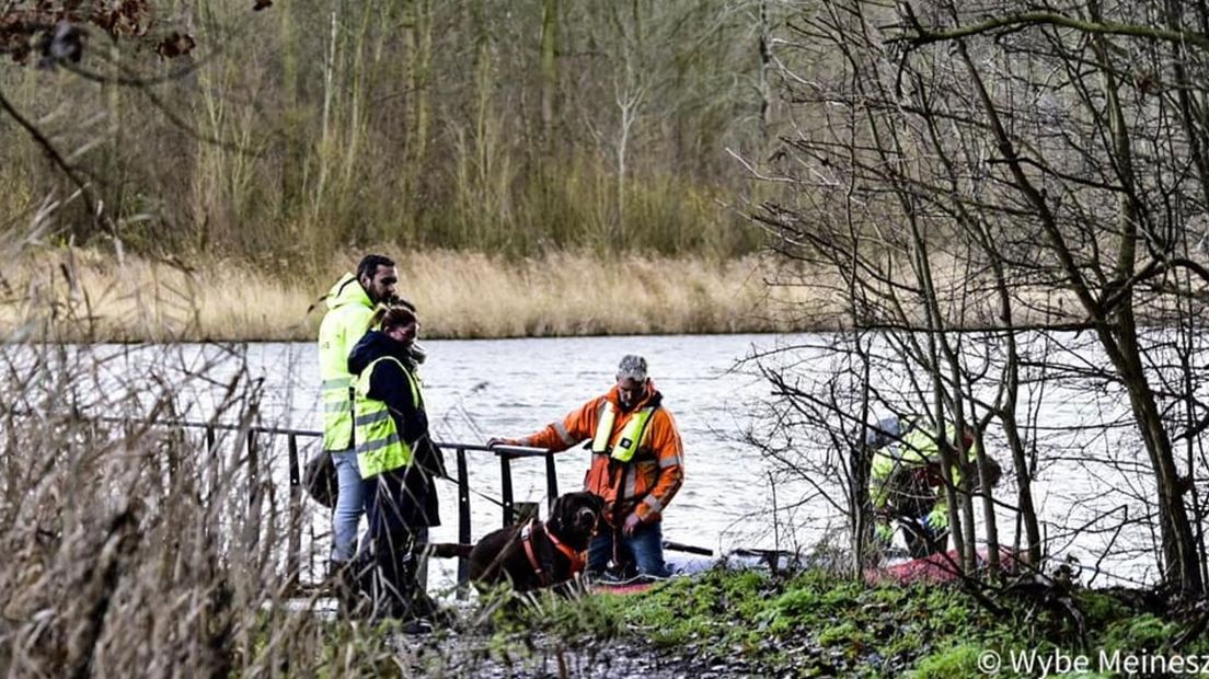 Vrijwilligers en speurhonden zoeken naar Dolly