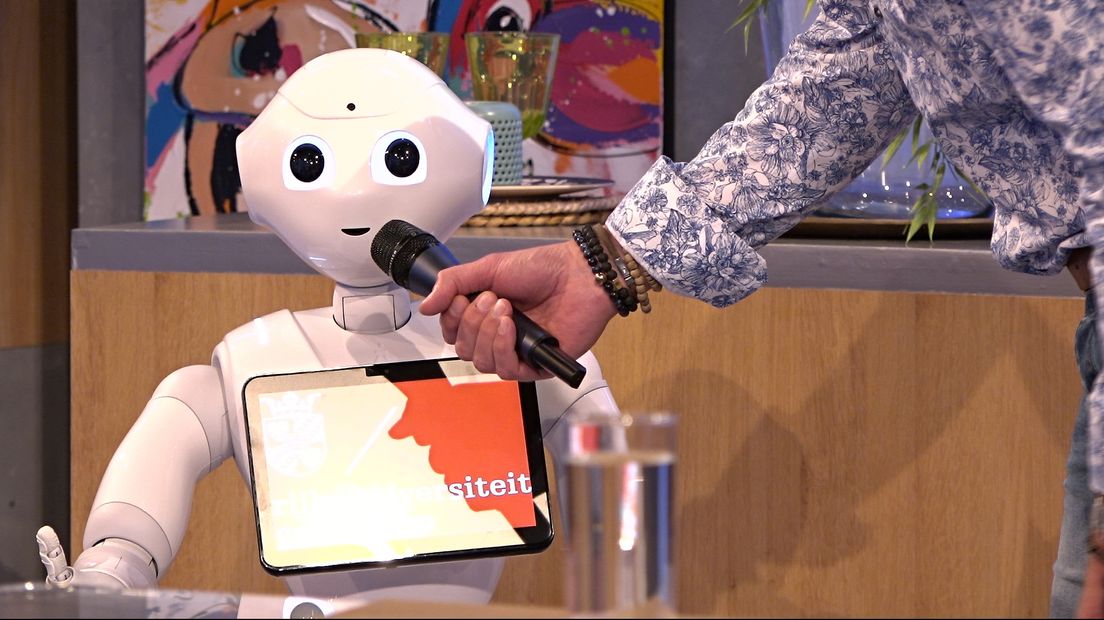 Presentator Marcel Nieuwenweg stelt de robot een vraag