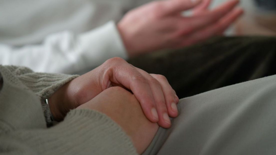 Joost en Annelies willen alleen anoniem hun verhaal vertellen, uit angst voor hun verwarde buurman.