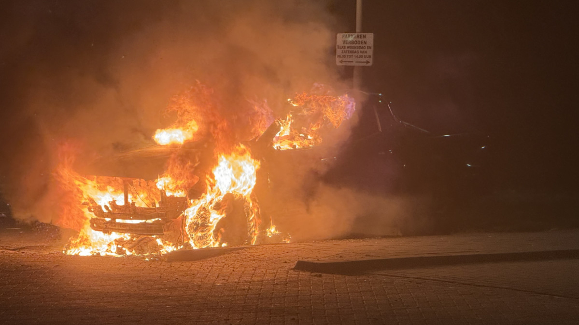 Auto op parkeerplaats in Gorinchem volledig uitgebrand