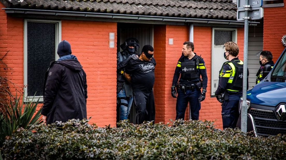 Arrestatieteam valt huizen binnen in Arnhem.