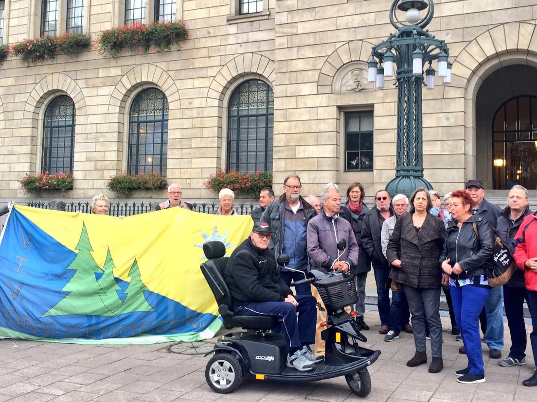 Tientallen volkstuinders voor het stadhuis