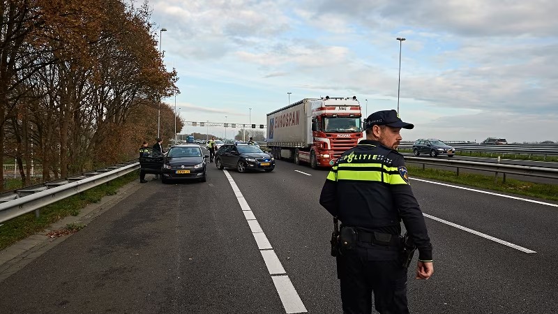 'Gevaarlijke situaties op de weg': politie controleert meer op omleidingsroutes afgesloten Vlaketunnel