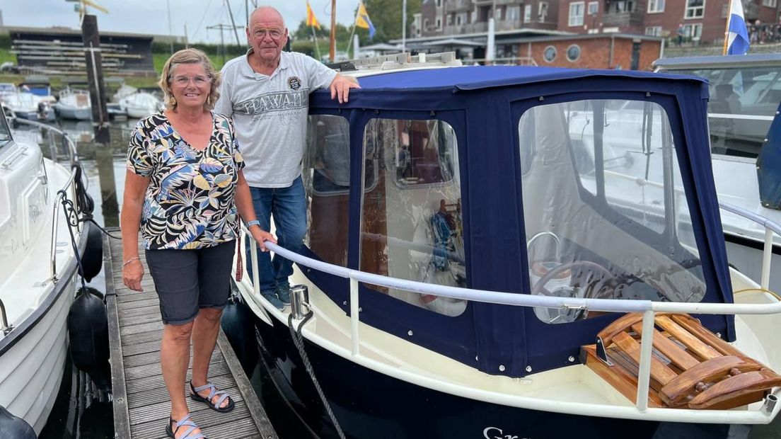 Door de kapotte stuw bij Grave moeten Mirjam en Peter hun boot goed in de gaten houden.
