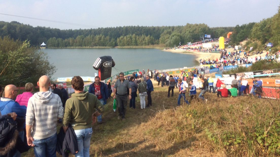 Het publiek verzamelt zich rond het parcours (Rechten: RTV Drenthe / Sjoerd Looijenga)