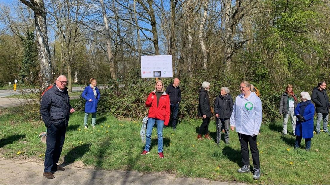 Martine Berends en Maaike Moulijn bij hun protestbord.