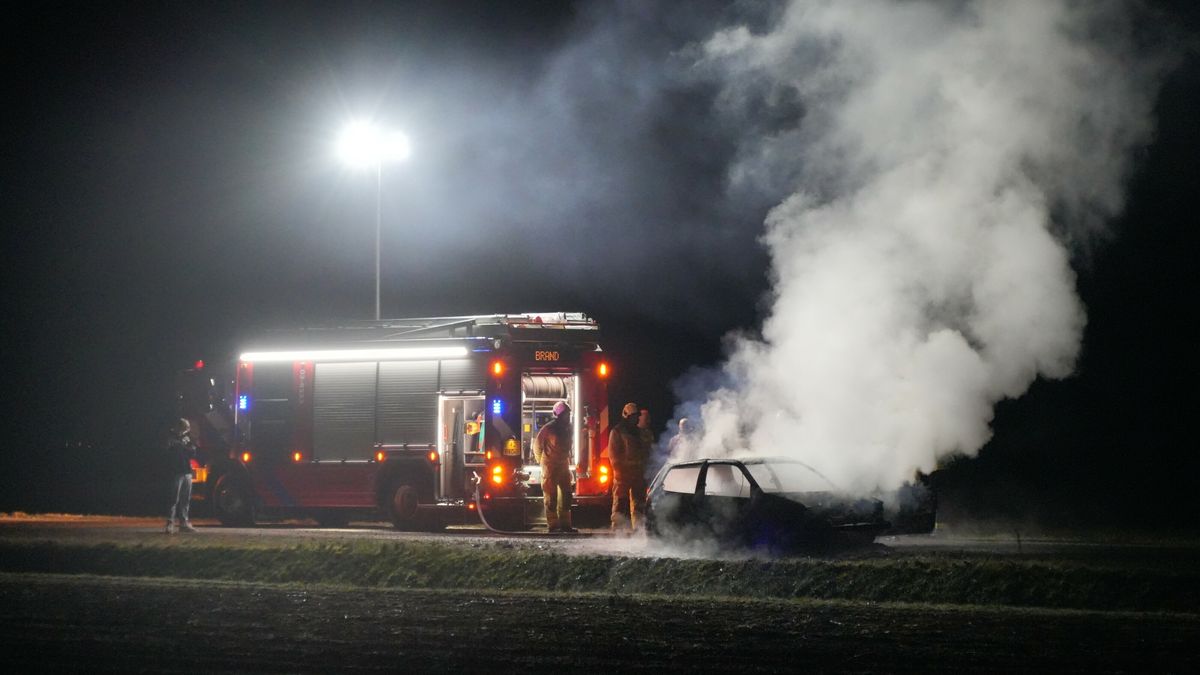 Brandweer kan auto niet meer redden in Smilde
