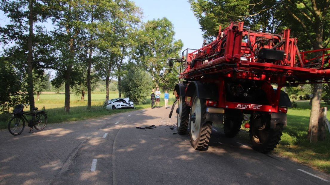 Botsing landbouwvoertuig met auto in Den Nul