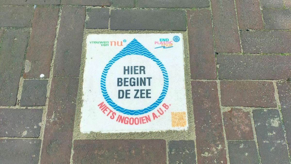 Tegeltjeswijsheid moet zwerfvuil tegengaan; 'Hier begint de zee, niets ingooien a.u.b.'
