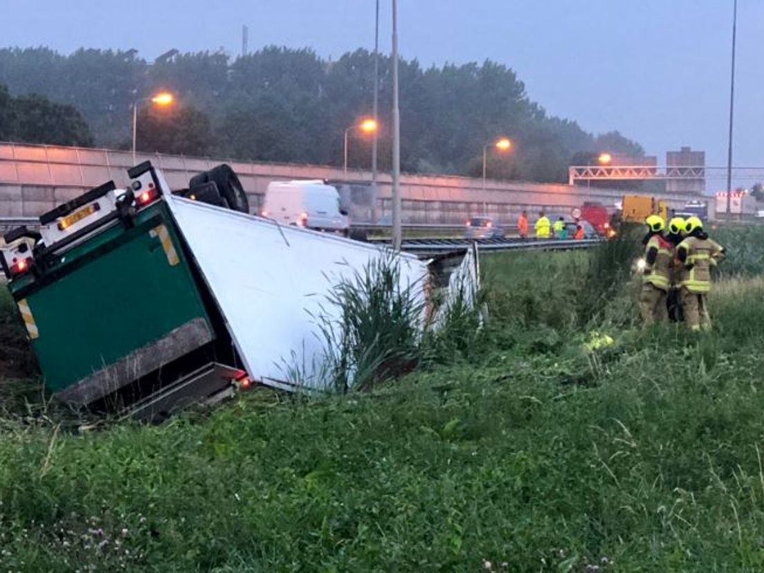 Vrachtwagen ondersteboven in de sloot naast A15 Sliedrecht