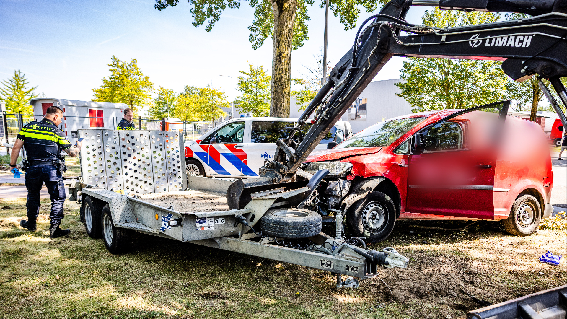 Hoe het met de bestuurder gaat, is niet bekend