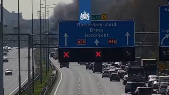 Vrachtwagen vol papier brandt uit op snelweg, reparatie gaat tot diep in de nacht duren Nieuws