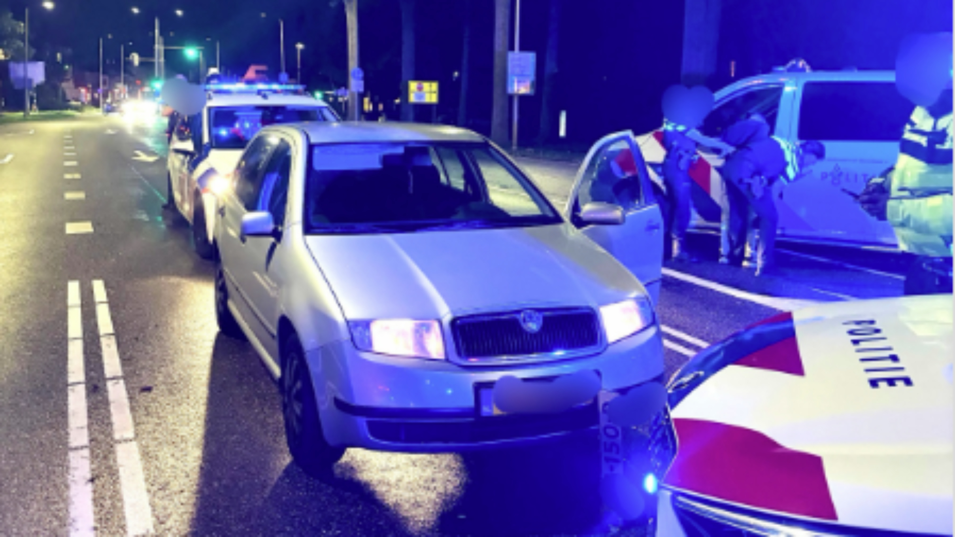 De auto werd door de politie klemgereden.