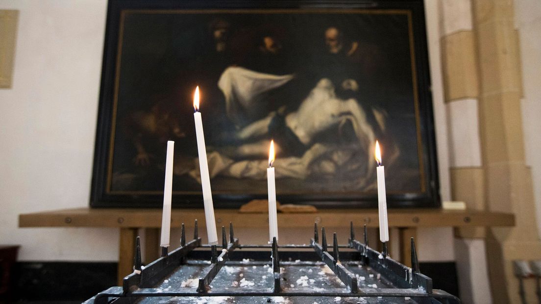 Kaarsen branden in de kerk