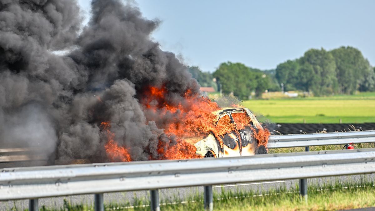 Felle autobrand A7 bij Oppenhuizen | Bestuurder in Ureterp gewond na botsing tegen boom