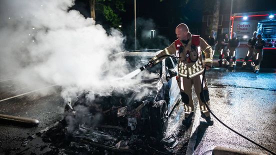 Auto uitgebrand in Arnhem, brandstichting niet uitgesloten