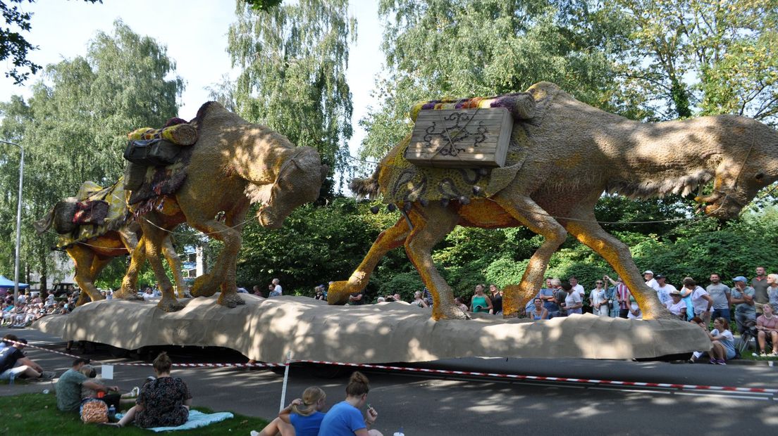 'Zandstorm' van Groep Marneth tijdens het Bloemencorso Lichtenvoorde 2023.