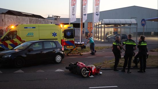 Scooterrijder gewond bij ongeluk | Auto over kop op snelweg, drie gewonden. Scooterrijder gewond bij ongeluk | Auto over kop op snelweg, drie gewonden.